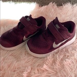 Super cute Toddler girls maroon Nike sneakers sz 8